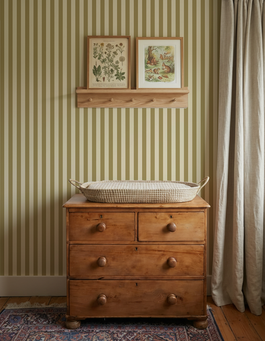 Behang Atelier Chien Smalle Strepen Olijfgroen