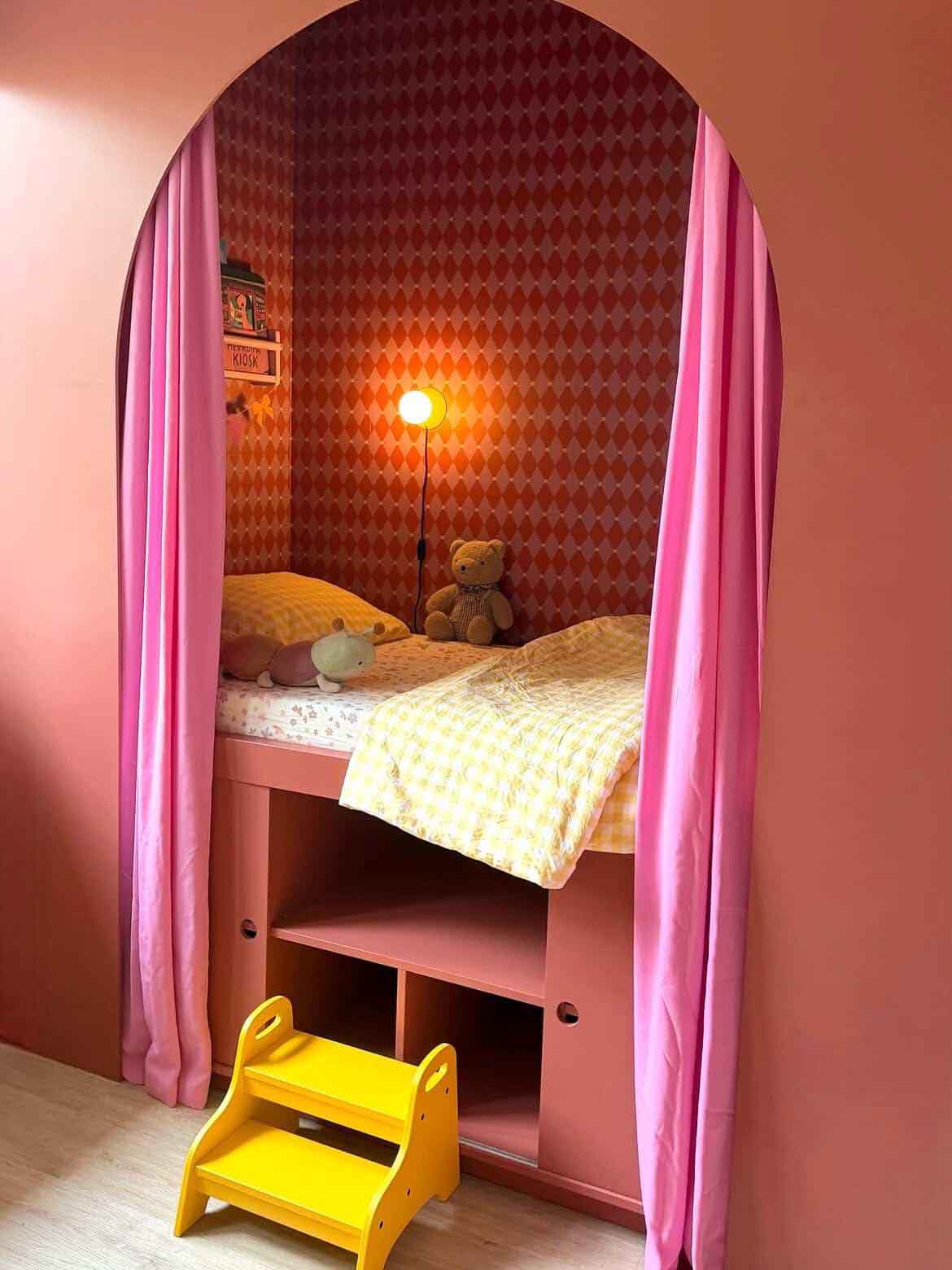 Behang Atelier Chien Harlekijn Roze Rood