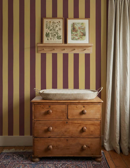 Behang Atelier Chien Brede Strepen Bordeaux Okergeel