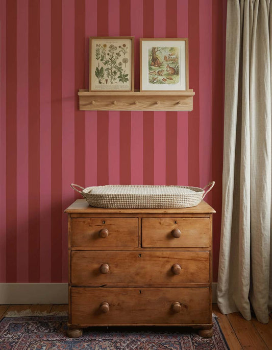 Behang Atelier Chien Brede Strepen Roze Rood